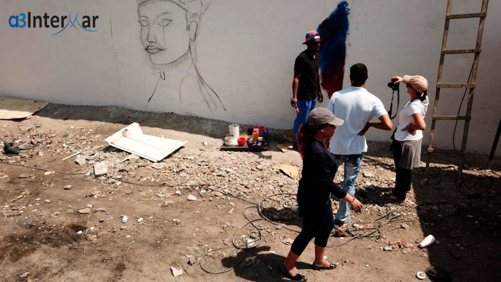 Artistas locales creando un gran mural