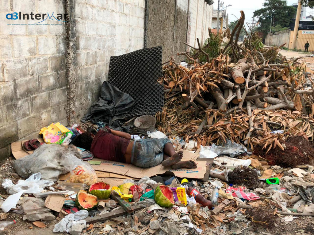 Habitante de la calle durmiendo entre los escombros.