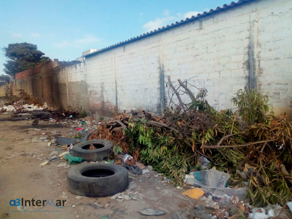 Montañas de basura y escombros.