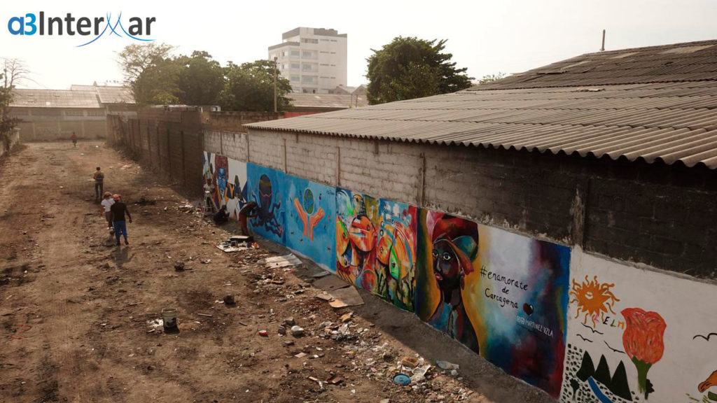 Artistas locales creando un gran mural
