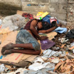 Habitante de la calle durmiendo entre los escombros.