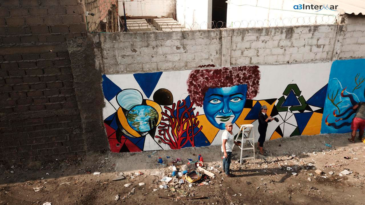 Artistas locales creando un gran mural