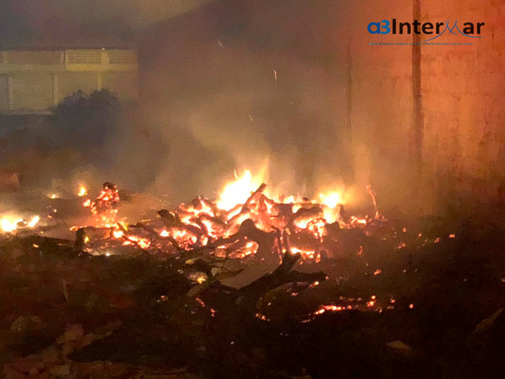 Fuego creado para fundir hierro en la basura