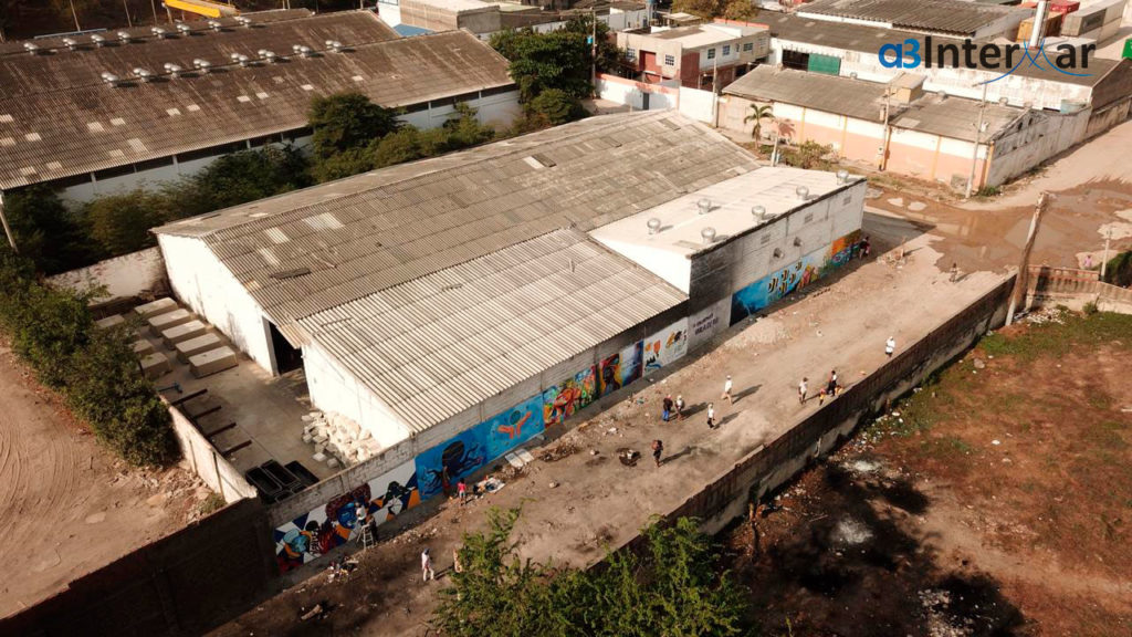 Artistas locales creando un gran mural