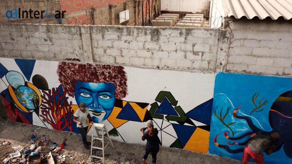 Artistas locales creando un gran mural.